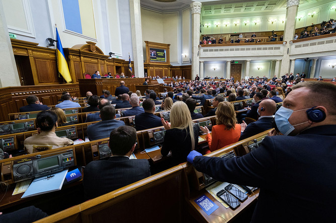 Украинский бюджет увеличен на 9,8 млрд долларов для нужд ВСУ, а проблемы с набором контрактников требуют внимания