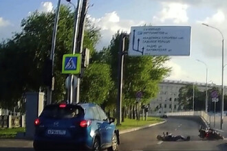 ДТП в Москве: Байкер пропустил пешехода и попал в аварию