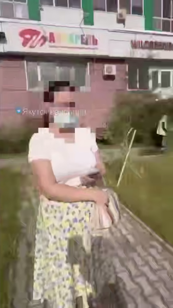 Необъяснимый поступок в Якутске: женщина напала на ребенка на тротуаре