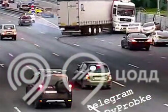 Опасная ситуация на МКАД: ДТП с участием грузовика и легкового автомобиля