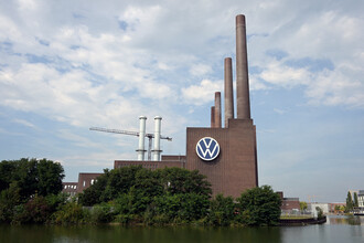 Volkswagen столкнулся с колоссальными потерями из-за пошлин США и падения спроса на электромобили