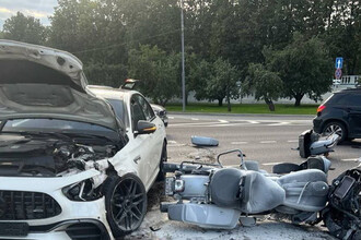 ДТП в Москве: байкер получил тяжелые травмы после столкновения с Mercedes