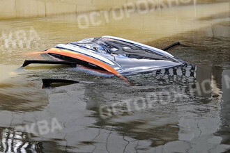 Несчастный случай на Яузе: автомобиль упал в воду, есть пострадавшие