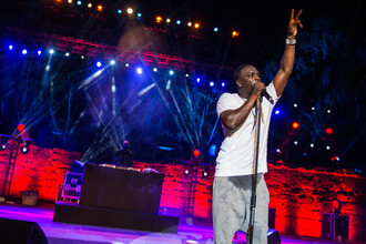 Неожиданный поворот: охранник Akon отказывается от иска после инцидента в Сочи