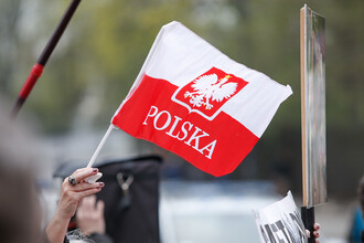 Польский сенатор вызвал споры, прокричав украинский лозунг, а реакция других депутатов вызвала возмущение