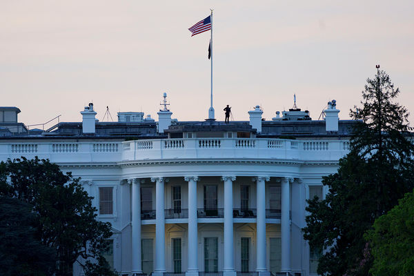Трамп отменил попытку забраться на крышу Белого дома, назвав это ‘поиском места для ракет’