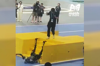 Технологический провал: Робот вылетел во время Всемирных игр человекоподобных роботов