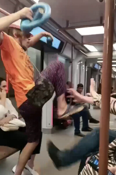 Неожиданный Конфликт в Московском Метро: Музыкант и Обидчик в Драке
