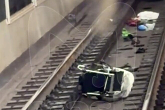Нештатная ситуация в Петербургском метро: коляска на путях