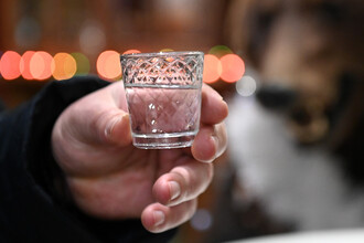 Снижение объема продаж алкогольной продукции в России в первом полугодии 2024 года