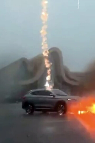 Удивительные ДТП: Молния и Грузовой Транспорт — Неожиданные Инциденты из разных уголков мира