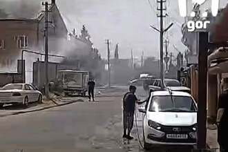 Невероятные кадры: мужчина мыл машину во время пожара в Каспийске