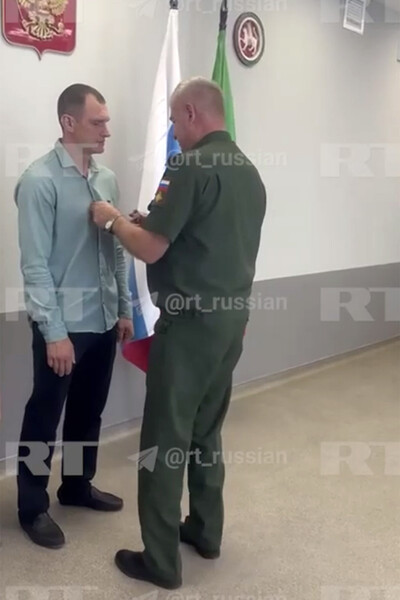 Неожиданная человечность на передовой: российский военный получил награду за помощь украинского солдата