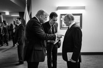 Белый дом опубликовал фото саммита Трампа и Путина: стремление к миру
