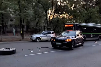 Героический поступок: Бодибилдер спас автомобиль от опасности, предотвратив трагедию