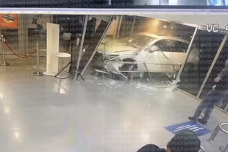 Неожиданный визит: Автомобиль столкнулся с торговым центром «Оушен Плаза» в Киеве