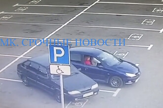 В Балашихе водитель на поврежденном Peugeot совершил столкновение с припаркованным автомобилем и скрылся с места происшествия