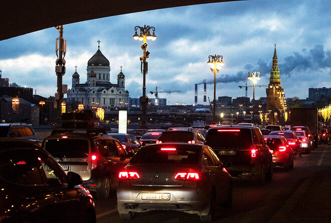 Трафик в Москве и Хабаровском крае: Закрытие улиц, пробки и последствия аварий