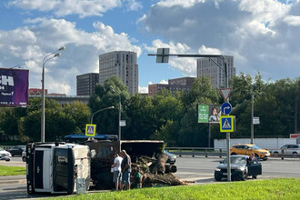 Проблемы на дорогах Подмосковья: Грузовик с бревнами перевернулся у метро Верховые Лихоборы