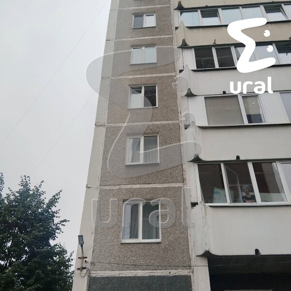 Трагический случай в Екатеринбурге: Трехлетняя девочка упала из окна – опасения и меры предосторожности