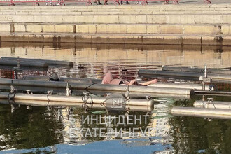 Неожиданный перформанс в Екатеринбурге: Жительница фонтана вызвала экстренные службы