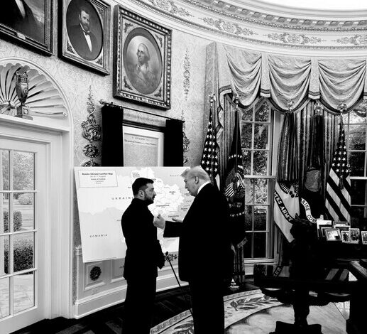 Неожиданный жест: Фотография Трампа и Зеленского с картой территорий Украины вызывает вопросы