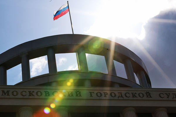 Непредвиденные риски на строительных объектах: Инцидент у Московского суда и обрушение в Амурской области