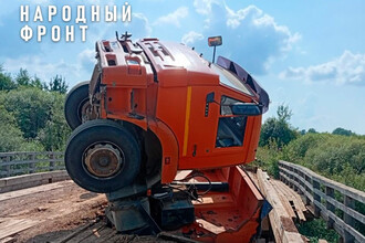 Грузовик заблокировал единственный мост в удаленной деревне Кировской области