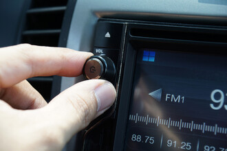 Украинское радио «Друзи» закрывает FM-вещание в Эстонии: последствия для локального медиапространства