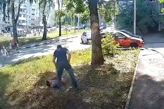 В Уфе мужчина избил ребенка после ссоры с дочерью: опубликована видеозапись