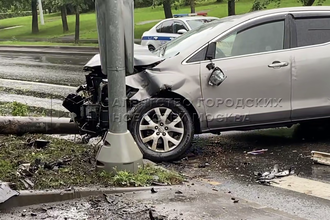 Неожиданный поворот: столкновение Mazda с фонарным столбом в Москве