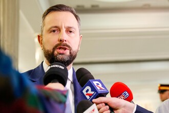 Польский министр обороны осудил поднятие бандеровского флага на концерте Макса Коржа, назвав это проявлением неуважения к Польше