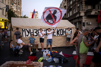 Сербия: Массовые протесты и задержания после столкновений полиции