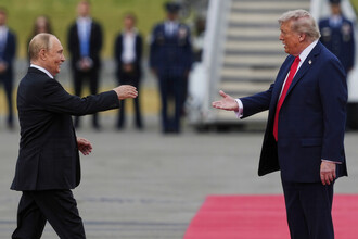 Неожиданные слова приветствия: Обвивание встречей Трампа и Путина на Аляске