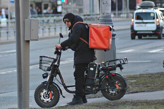 В Санкт-Петербурге введен запрет на работу курьеров для мигрантов
