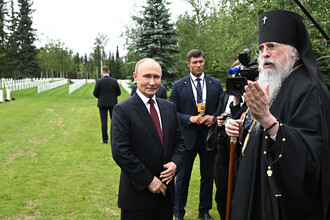Путин подарил икону святого Германа Аляскинского архиепископу Ситкинскому и Аляскинскому, обсудил с Трампом ситуацию в Украине