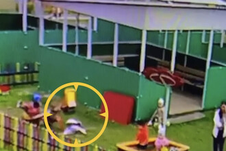 Трагедия на детской площадке: Двойной перелом девочки в омском саду и перспективы поиска виновных