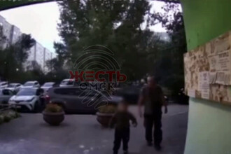 Опасно близко: в Омске мужчина пытался проникнуть в подъезд с ребенком