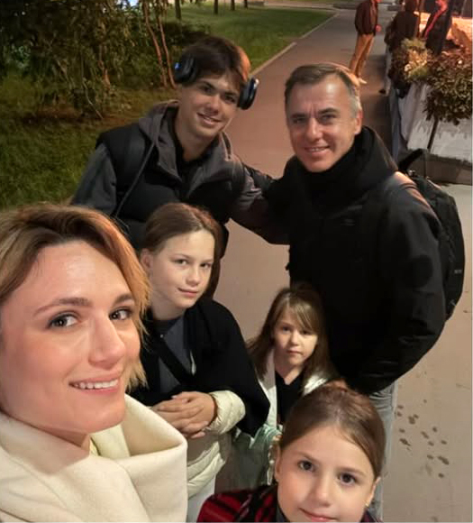 Игорь Петренко воссоединился с семьей после премьеры ‘Сказки темного леса’