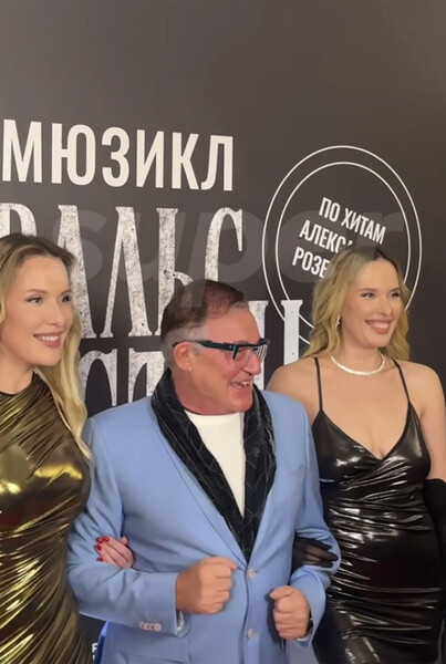 Дмитрий Дибров запечатлен на премьере мюзикла в компании загадочных блондинок