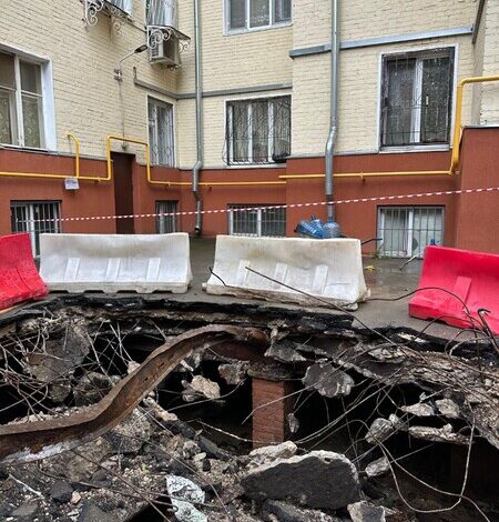 Необъяснимые провалы: Как дорожная техника создает опасные ямы в Москве