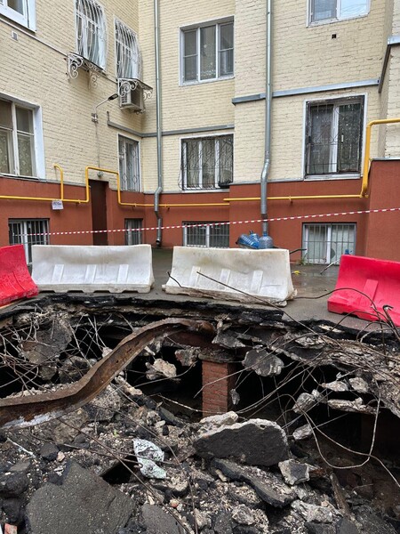 Необъяснимые провалы: Как дорожная техника создает опасные ямы в Москве