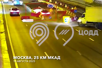 В Москве на МКАД произошло двойное ДТП: столкновение с ограждением и пожар грузовика