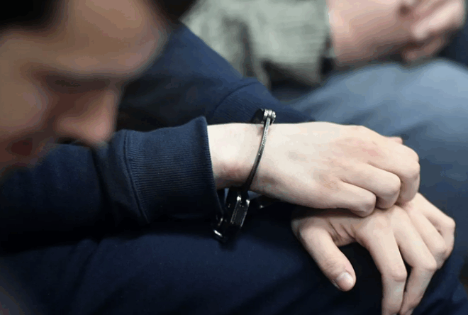 Попытка воспрепятствовать работе судебного пристава в Санкт-Петербурге: мужчинам назначили наказание
